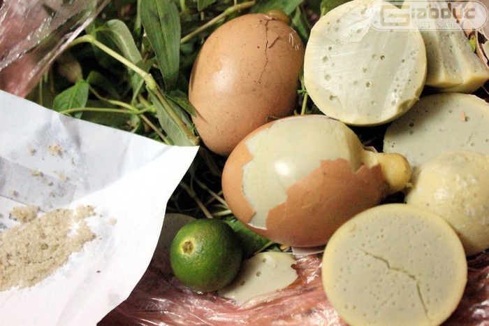 Những người bán trứng gà nướng Thái Lan ở Hà Nội bán 1 quả có giá 6000 đồng quảng cáo loại trứng này ăn rất ngon (???) Nhưng thực tế mùi của loại trứng gà nướng không rõ xuất xứ này không hề dễ chịu.